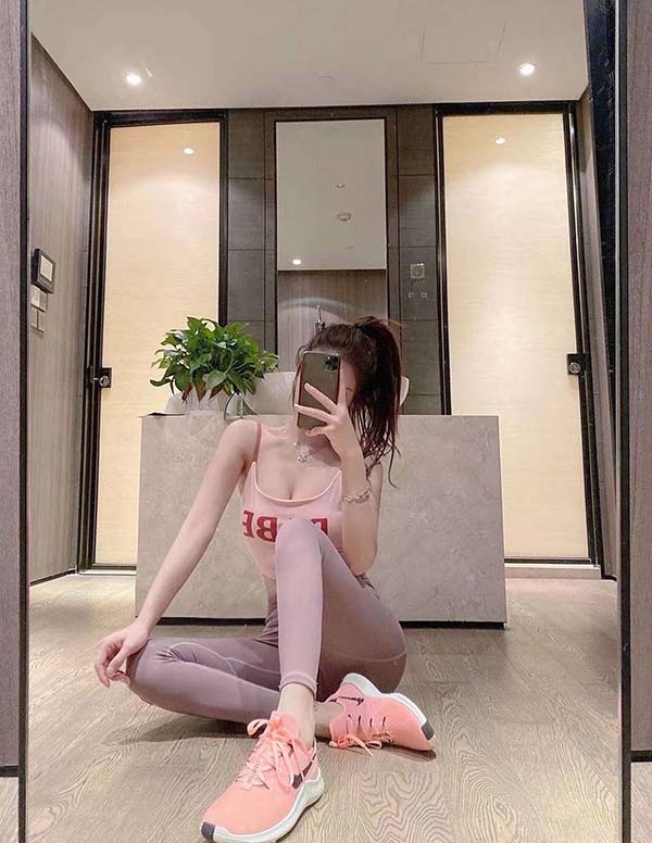 巴黎伴游大学生